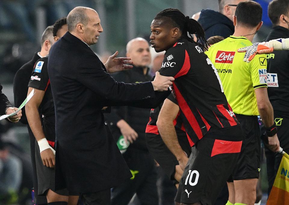 腾讯体育-米兰输球夜内讧 7000万巨星不满被换下 拒主帅拥抱 愤怒推开+抱怨