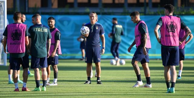 足球-曼奇尼率意大利踏实备战 仍犹豫对瑞士右后卫人选